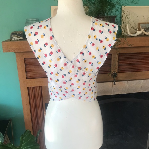 Crop top/ cross cross back - Picture 2 of 4